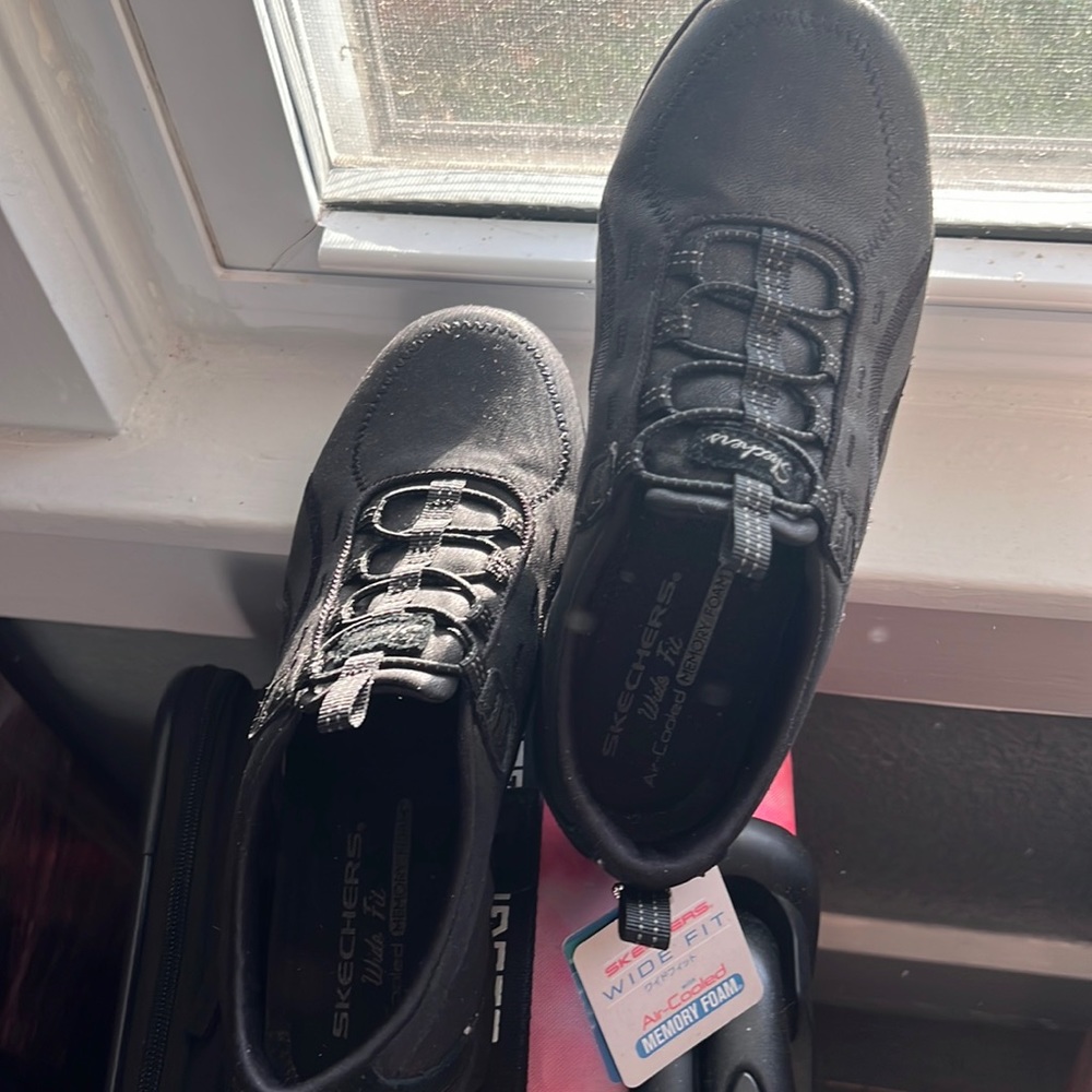 Brand new Size 7 sketchers memory foam shoes